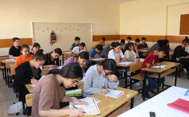 Başkan Aksoy’dan sınavlar öncesi öğrencilere destek