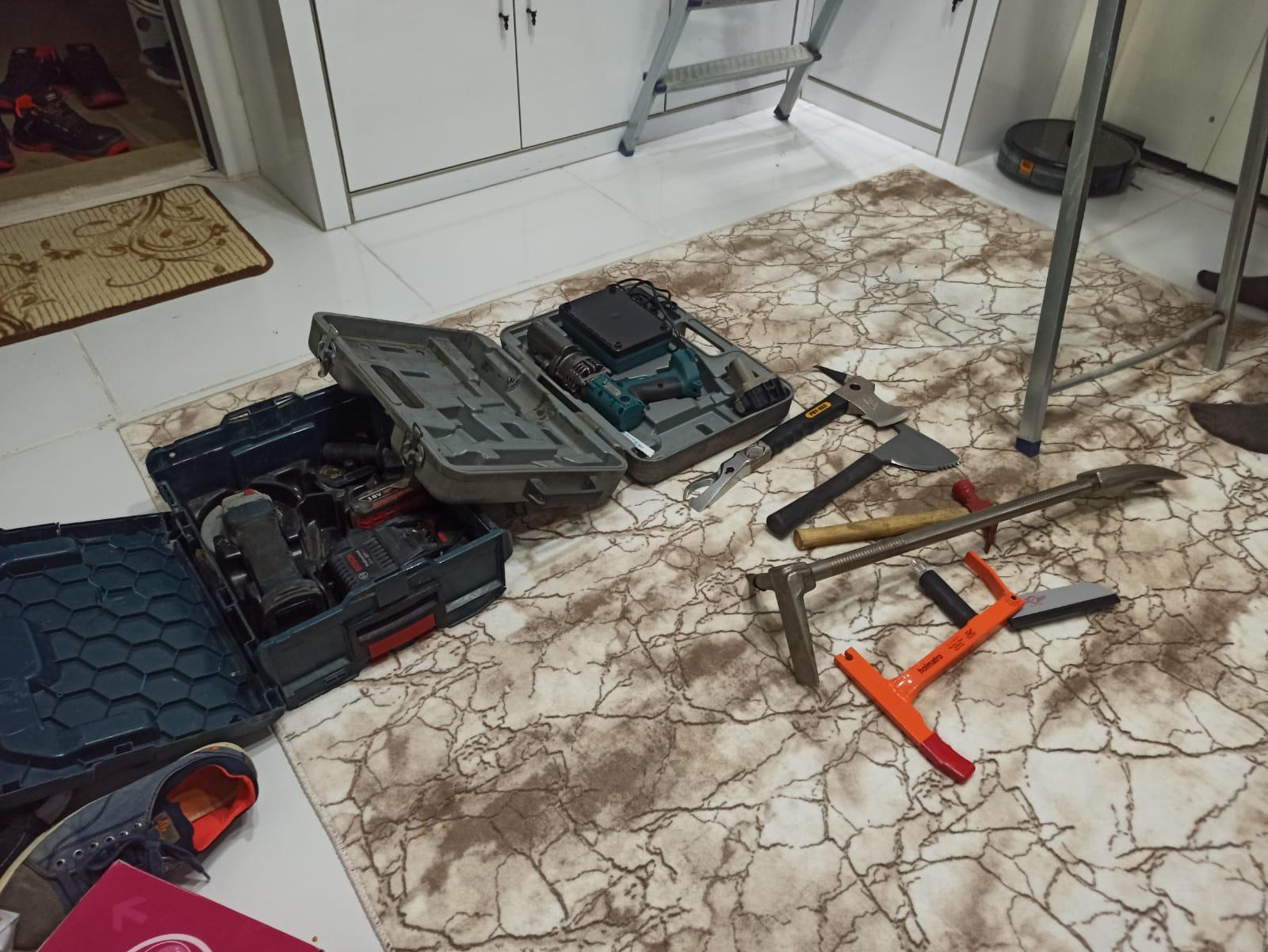 Şanlıurfa’da Vestiyere Sıkışan Papağan Kurtarıldı