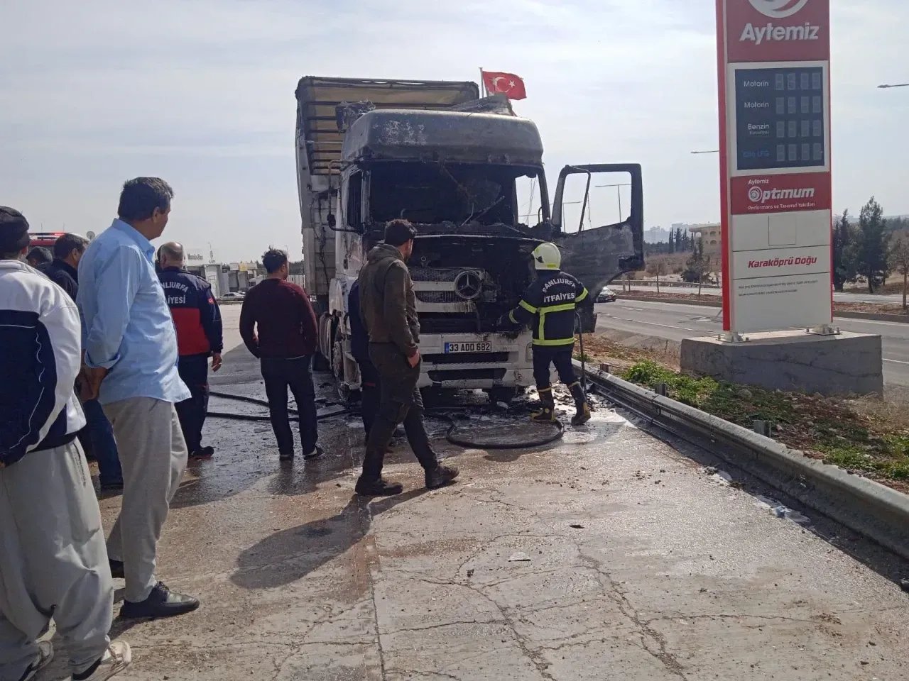 Şanlıurfa’da Tır Yangınına İtfaiye Ekipleri Müdahale Etti