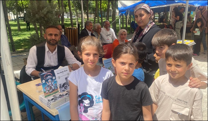 Devran Sinanoğlu, Kitap Gelirlerini Eğitime Bağışladı, Ergani’de Okurlarıyla Buluştu