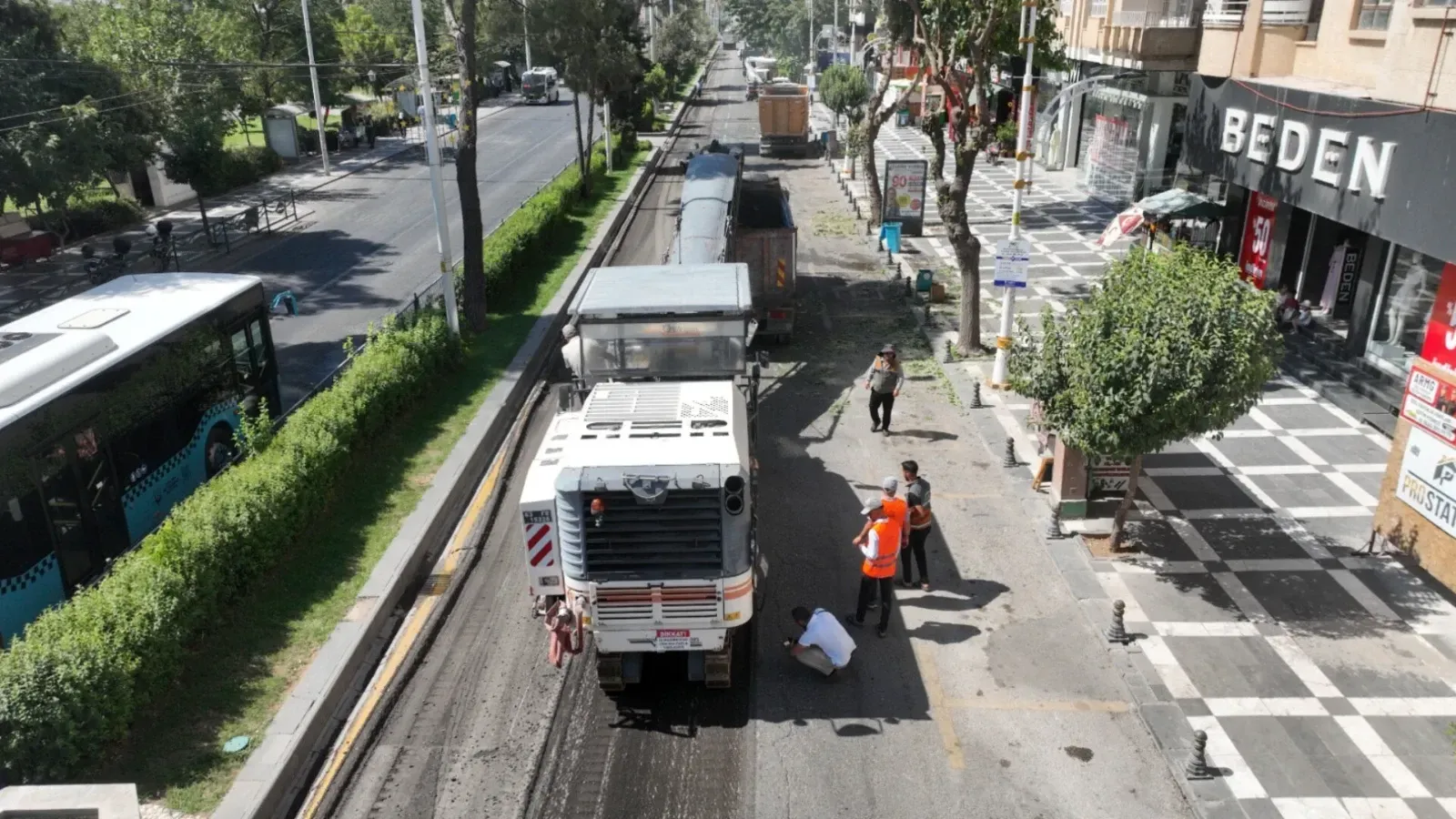 ATATÜRK BULVARI SICAK ASFALTLA YENİLENİYOR 