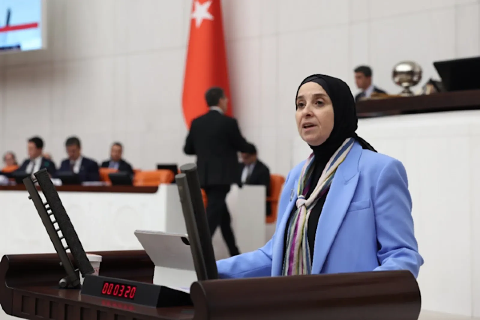 Esen: Gençler KPSS’de ter döküyor, aileler çocuklarının eğitimini borçlanarak karşılıyor