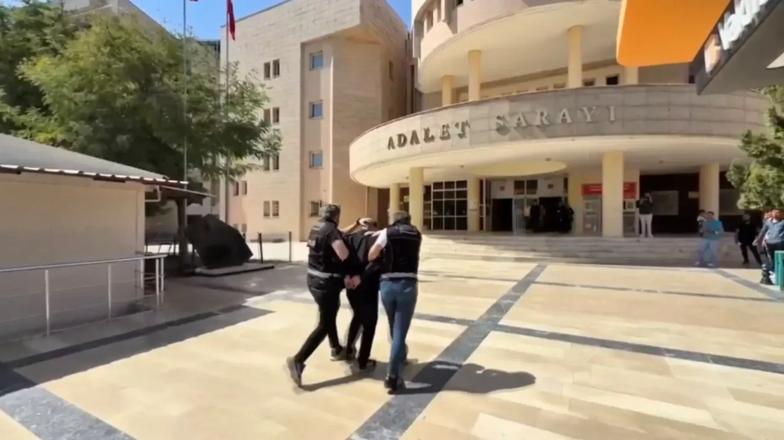 Şanlıurfa’da 10 Yıl 6 Ay 20 Gün Kesinleşmiş Hapis Cezası Bulunan Firari Yakalandı