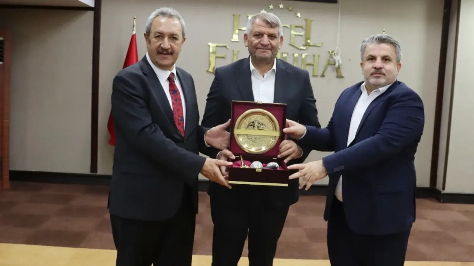 Suriye Ticareti Toplantısında Dikkat Çeken Plaket: Ayhan’a Hangi Başarı İçin Verildi?