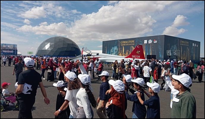 TEKNOFEST Güneydoğu Şanlıurfa’da başladı: Gökyüzü gösterilerle renklendi
