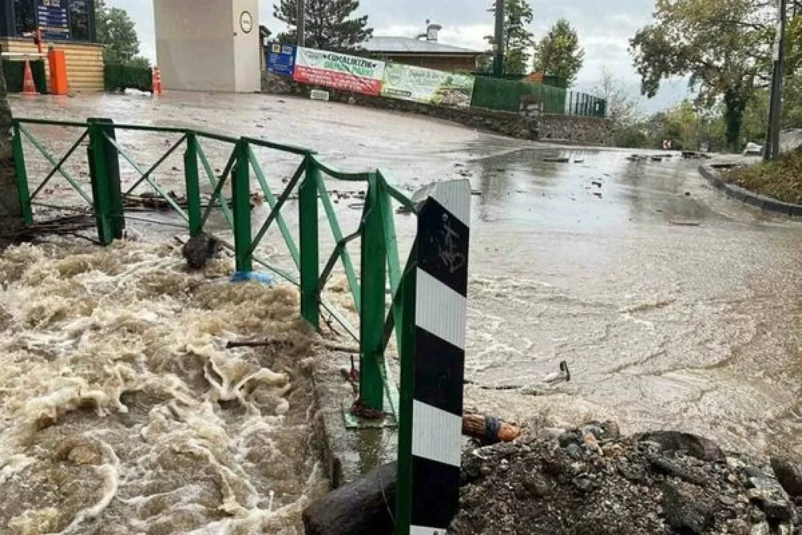 Bursa’da evleri ve iş yerlerini su bastı