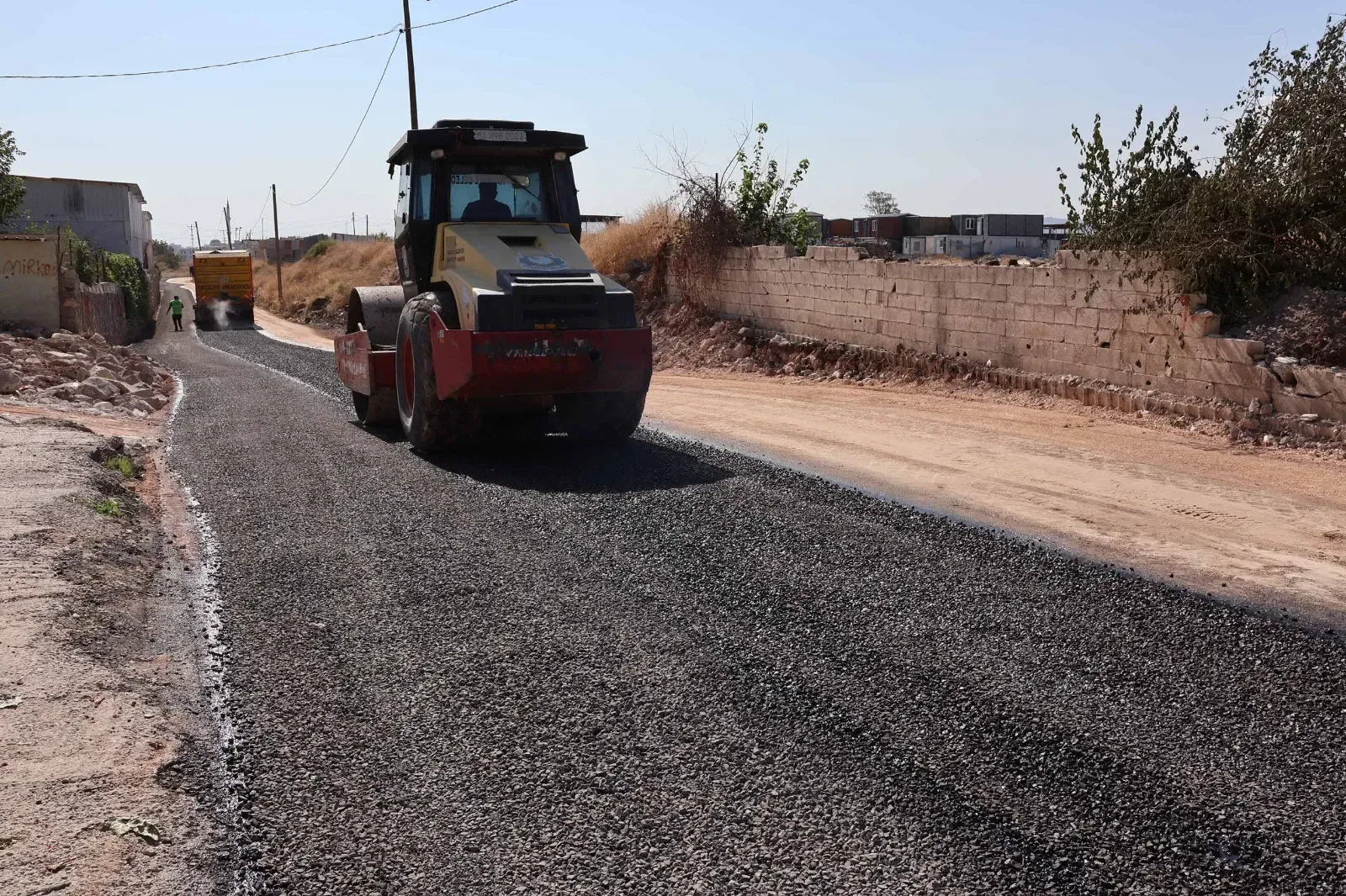 Haliliye’de Yol Çalışmaları Hız Kesmiyor: Sırrın’da Asfalt, Mahallelerde Parke Mesaisi