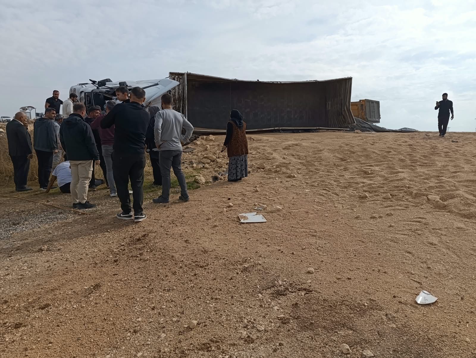 Suruç’ta Buğday Yüklü Tır Devrildi: 1 Yaralı!